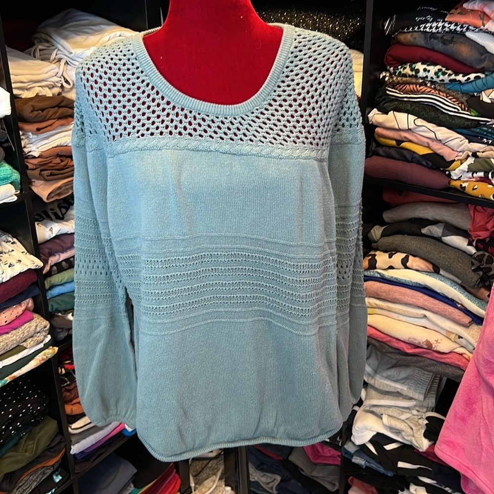 #100. 🪷 Light blue sweater. Knox rose. Xxl